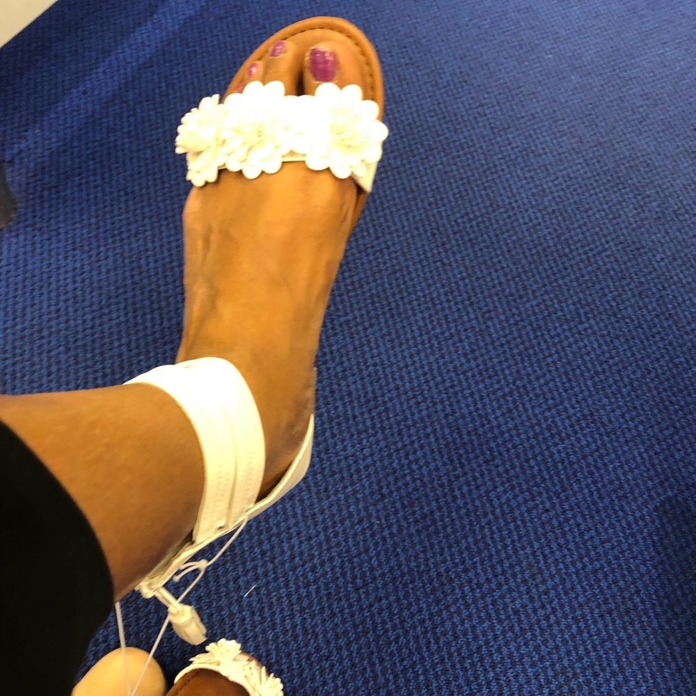 EUC FLORAL white beautiful sandals. Woman’s Juniors Teens favorite